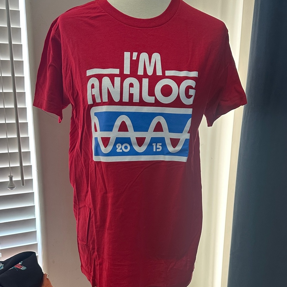 Pearl Jam Ten Club 2015 Red 'I'm Analog' Graphic T-Shirt Size Medium Never Worn